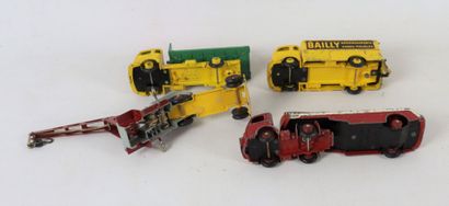 null DINKY TOYS.

Réunion de véhicules en miniature 1/43e comprenant :

- BERLIET...