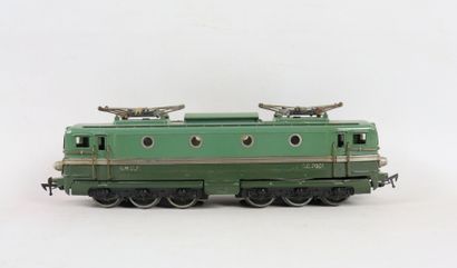 null JEP. 

Locomotive SNCF CC 7001, vert deux tons, à deux moteurs.

Echelle O.