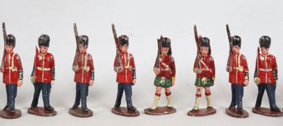 null QUIRALU. 

Réunion de soldats britanniques, en aluminium peint, comprenant :

-...