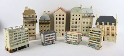 null Réunion de maquettes montées d'immeubles parisiens, comprenant :

- six immeubles...