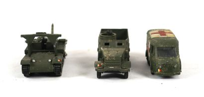 null DINKY TOYS, 

Réunion de dix véhicules ou blindés militaires au 1/43e, comprenant...