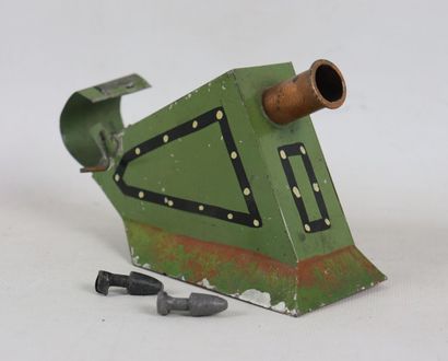 null Grand canon miniature à projectile en tôle peinte verte.

L_17 cm, manques et...