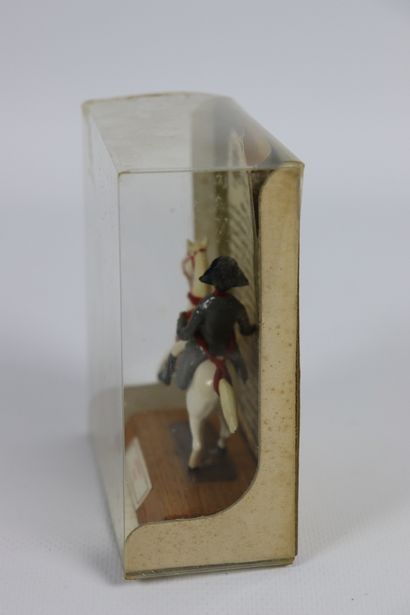 null CBG 1er Empire.

2 boites vitrine avec Napoléon 1er à cheval (1769-1821) et...