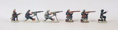 null QUIRALU. 

Réunion de soldats alpins en aluminium peint, comprenant :

- trois...