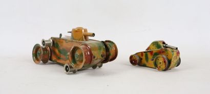 null MARKLIN.

Tank mécanique en tôle peinte camouflage, 

Système à remontoir à...