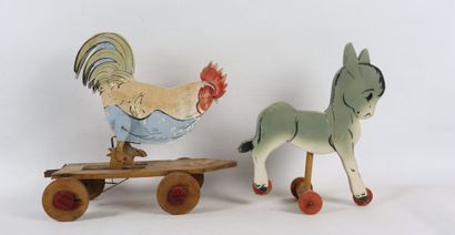 null Réunion de six jouets à tirer en bois peint comprenant :

- un coq, usures,

-...