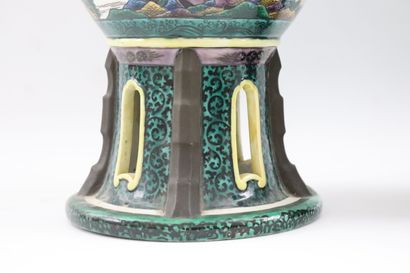 null JAPON, Kutani.

Paire de vases en porcelaine à décor en émaux de scènes paysannes...