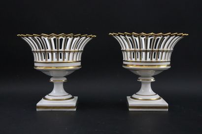 null PARIS.

Paire de coupes en porcelaine à décor ajouré et doré.

XIXème siècle.

H_21...