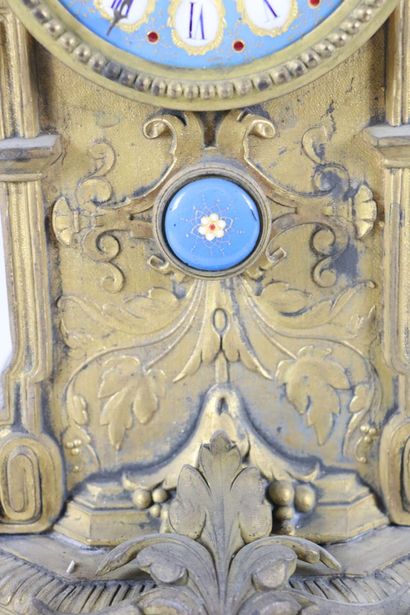 null Importante pendule en bronze et émaux de Bresse à décor floral doré sur fond...