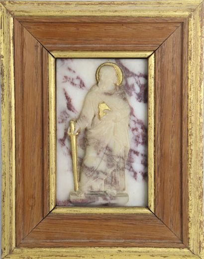 null Plaque de marbre sculpté à rehauts d'or, figurant probablement Saint Matthieu....