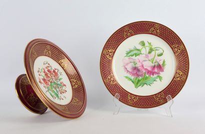 null SEVRES et A BARRE.

Assiette et présentoir en porcelaine à décor peint de fleurs....