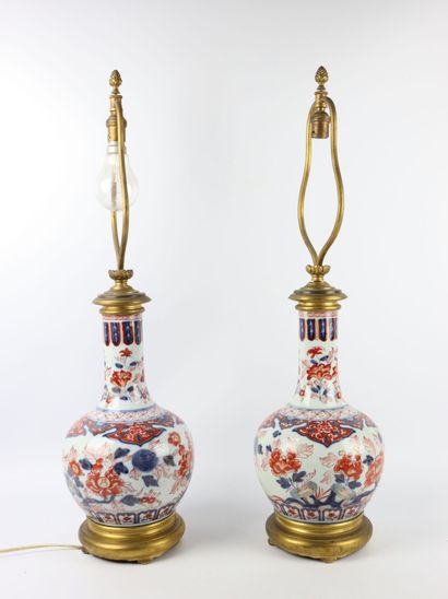 null BAYEUX.

Paire de vases en porcelaine Imari à décor floral, montées en lampe.

Monture...