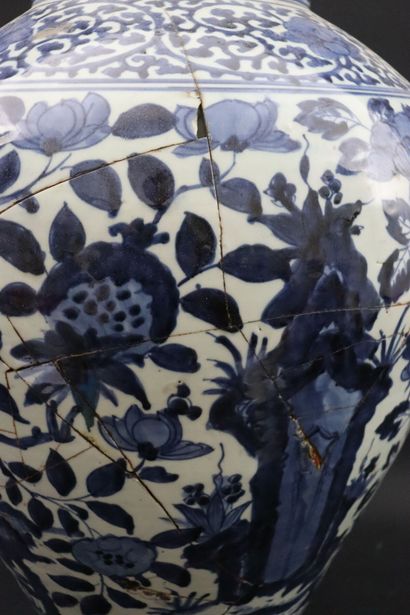 null JAPON. 

Important vase en porcelaine à décor floral en camaïeu de bleu.

XVIIème...