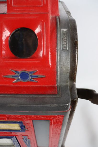 null Machine à sous en bois et métal laqué rouge et bleu, modèle HEROS D. 

N° 50301366.

Première...