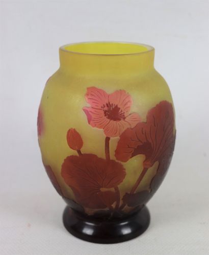 null Établissements GALLE (1904-1936).

Vase à panse renflée en verre multicouches...