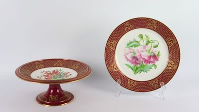 null SEVRES et A BARRE.

Assiette et présentoir en porcelaine à décor peint de fleurs....