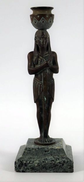 null DAUBREE Fondeur.

Bougeoir en bronze sur base en marbre, figurant un pharaon.

XIXème...