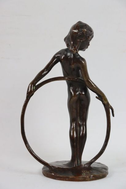 null Bernhard HOETGER (1874-1949).

L'enfant au cerceau.

Bronze à patine brune,...