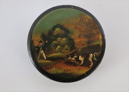 null Boite circulaire en carton bouilli à décor peint de chiens de chasse à l'affût...