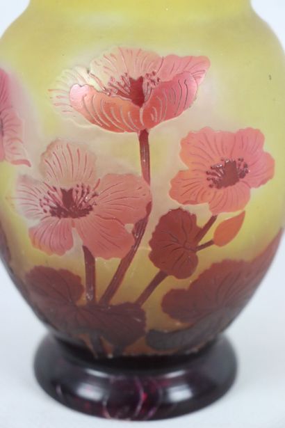 null Établissements GALLE (1904-1936).

Vase à panse renflée en verre multicouches...