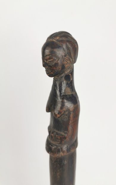 null LUBA.

Longue cuillère, manche terminé par un buste féminin.

H_45,5 cm