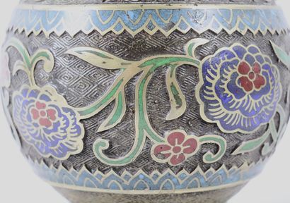 null CHINE

Vase en bronze à décor floral en émaux cloisonnés.

Fin du XIXème siècle,...