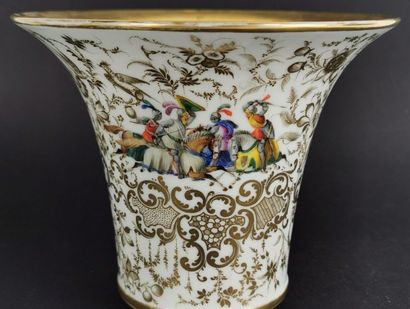 null PARIS.

Vase de forme cornet en porcelaine, reposant sur une base non adhérante,...