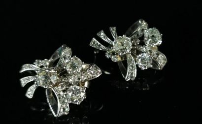 null Paire de clips d'oreille en or gris et platine ornés chacun de trois diamants...