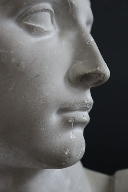 null Important buste en plâtre sur piédouche figurant Giuliano de Médicis. 

H_59...