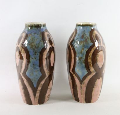 null Camille THARAUD (1878-1956) à Limoges.

Paire de vases en porcelaine figurant...