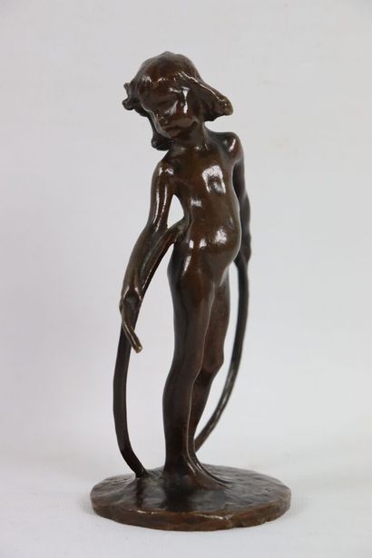 null Bernhard HOETGER (1874-1949).

L'enfant au cerceau.

Bronze à patine brune,...