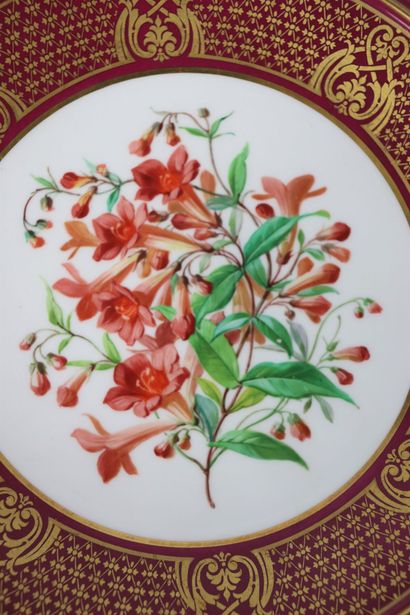 null SEVRES et A BARRE.

Assiette et présentoir en porcelaine à décor peint de fleurs....