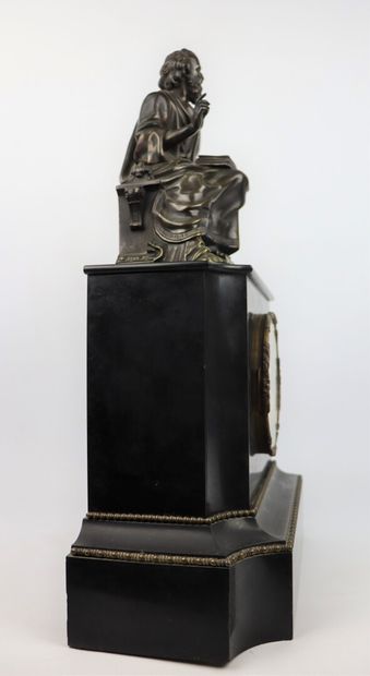 null Pendule en marbre noir supportant un bronze représentant le philosophe grec...