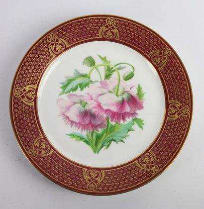 null SEVRES et A BARRE.

Assiette et présentoir en porcelaine à décor peint de fleurs....