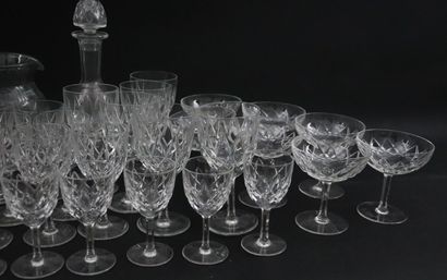 null Partie de service de verres en cristal taillé à décor de croisillons, comprenant...