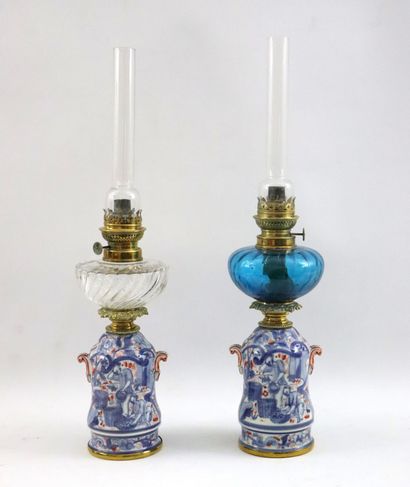 null BAYEUX. 

Paire de lampes à pétrole en porcelaine, décor aux chinois. 

Les...
