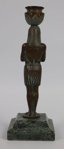 null DAUBREE Fondeur.

Bougeoir en bronze sur base en marbre, figurant un pharaon.

XIXème...