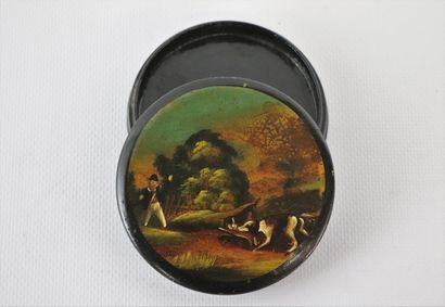 null Boite circulaire en carton bouilli à décor peint de chiens de chasse à l'affût...