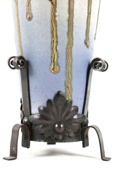 null Léon POINTU (1879-1942).

Lampe en céramique émaillée à coulures marron sur...