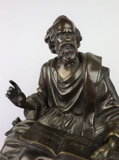 null Pendule en marbre noir supportant un bronze représentant le philosophe grec...