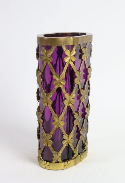 null Vase en cristal violet à monture en métal doré à décor de trèfles. 

Vers 1900.

H_16...