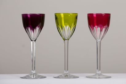 null BACCARAT.

Suite de quatorze verres à vin rouge en cristal taillé de couleurs,...
