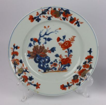 null CHINE,

Paire d'assiettes en porcelaine à décor floral rouge et bleu dit imari....
