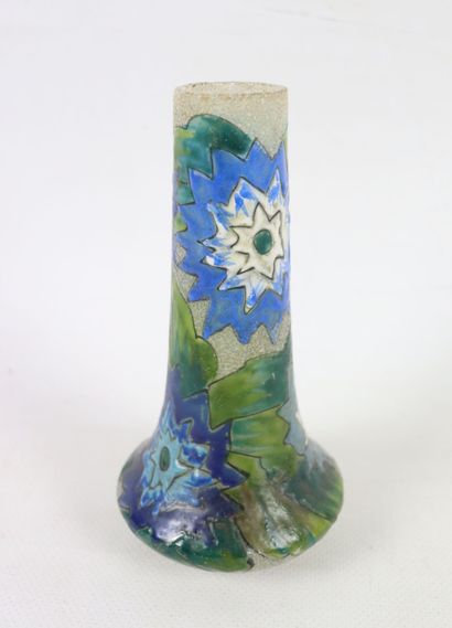 null MONTJOYE.

Vase à panse renflée et haut col en verre émaillé à décor floral...