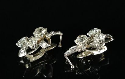 null Paire de clips d'oreille en or gris et platine ornés chacun de trois diamants...