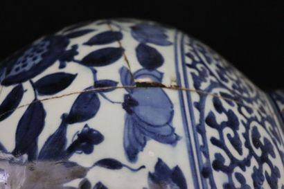 null JAPON. 

Important vase en porcelaine à décor floral en camaïeu de bleu.

XVIIème...