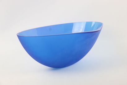 null SALVIATI, MURANO. 

Coupe en verre teinté bleu clair de forme ovoïdale. 

Porte...