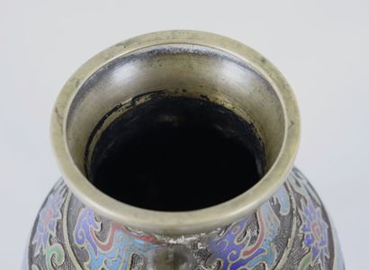 null CHINE

Vase en bronze à décor floral en émaux cloisonnés.

Fin du XIXème siècle,...