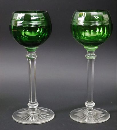 null SAINT LOUIS ou BOHEME.

Suite de onze verres Roemer en cristal vert et incolore.

H_20...