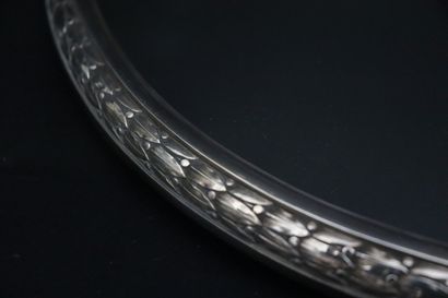 null Surtout de table en métal argenté à décor de guirlande de laurier, fond miroir....